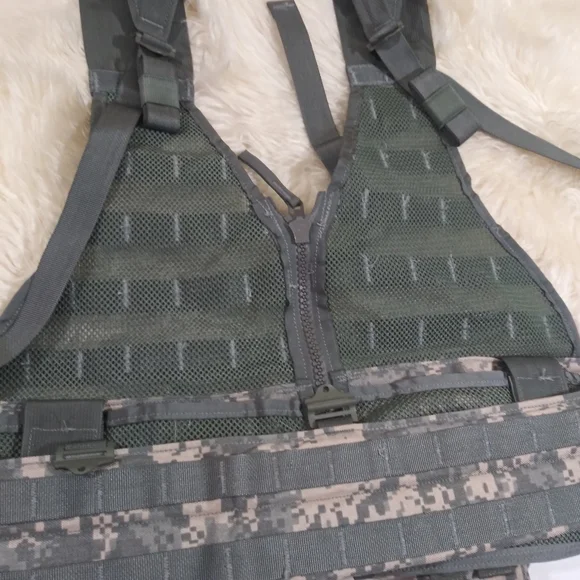 ACU Fighting Load Carrier MOLLE II Utility Vest - Picture 7 of 8
